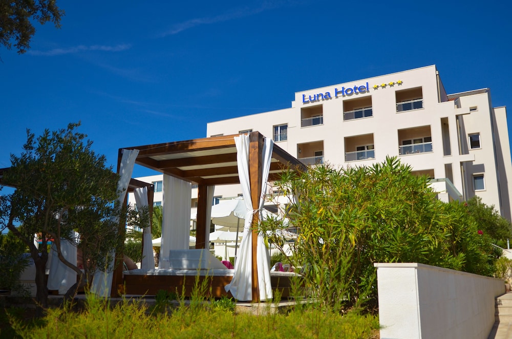 Family Hotel La Luna — Hotel building in Novalja, Lika-Senj