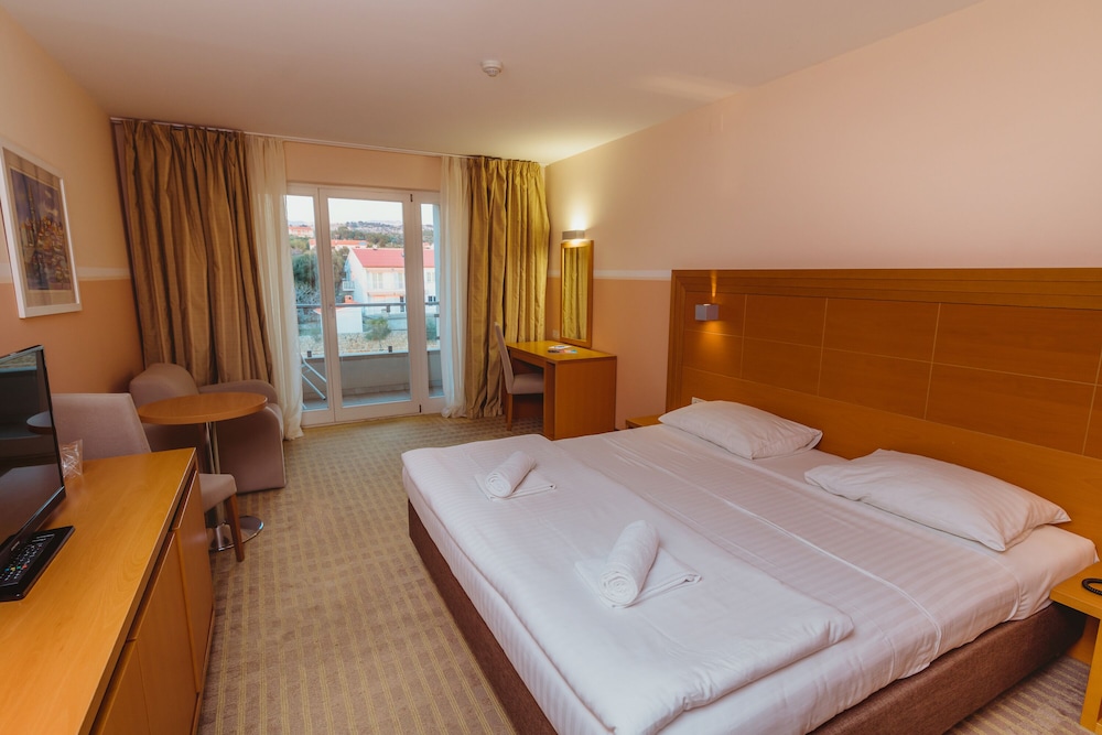 Family Hotel La Luna — Hotel rooms in Novalja, Lika-Senj