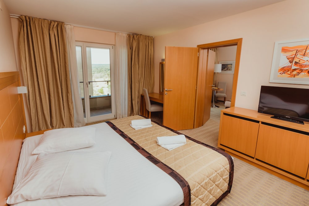 Family Hotel La Luna — Hotel rooms in Novalja, Lika-Senj