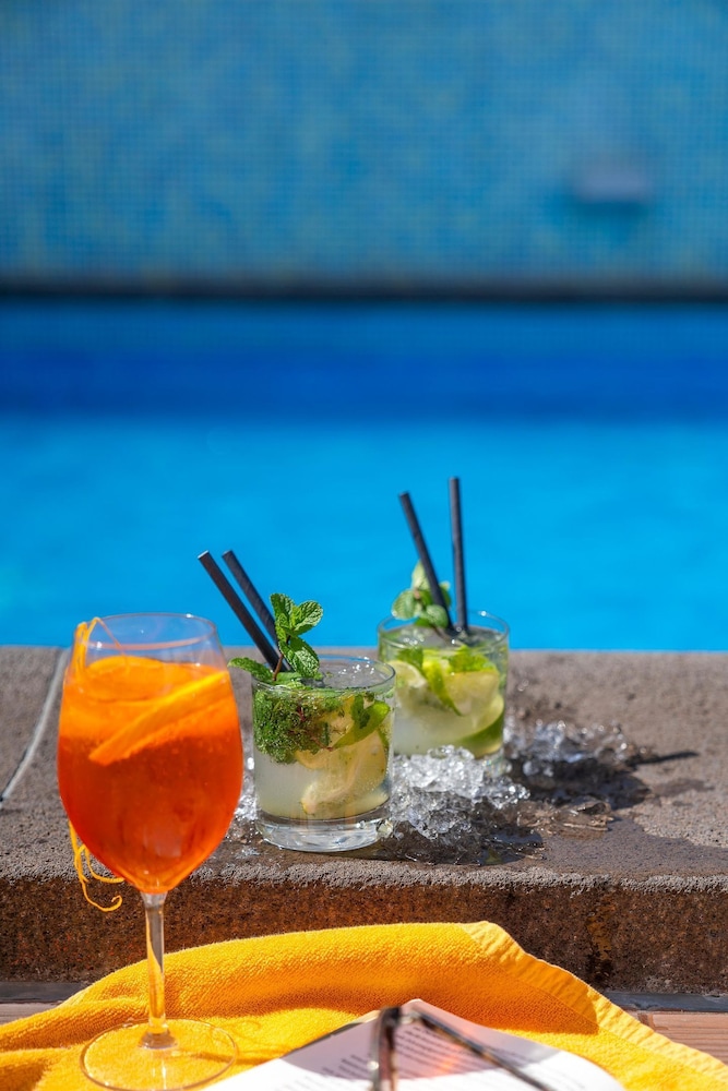Hotel Madeira — Restaurant & bars in Funchal, Madeira