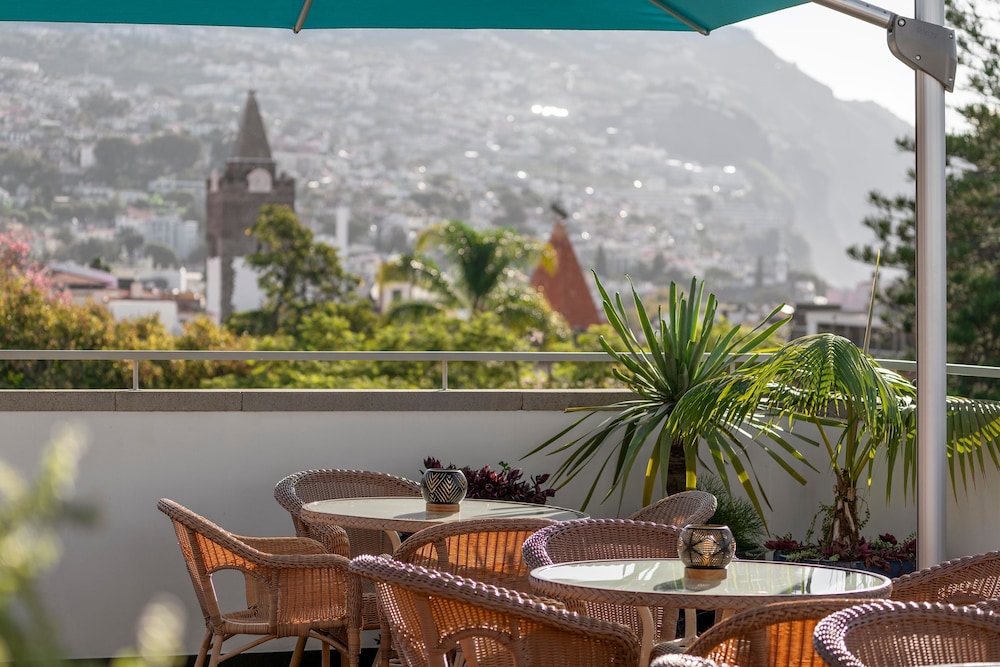 Hotel Madeira — Restaurant & bars in Funchal, Madeira