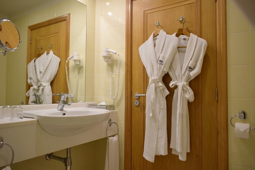 Madeira Regency Cliff — Rooms in Funchal, Madeira