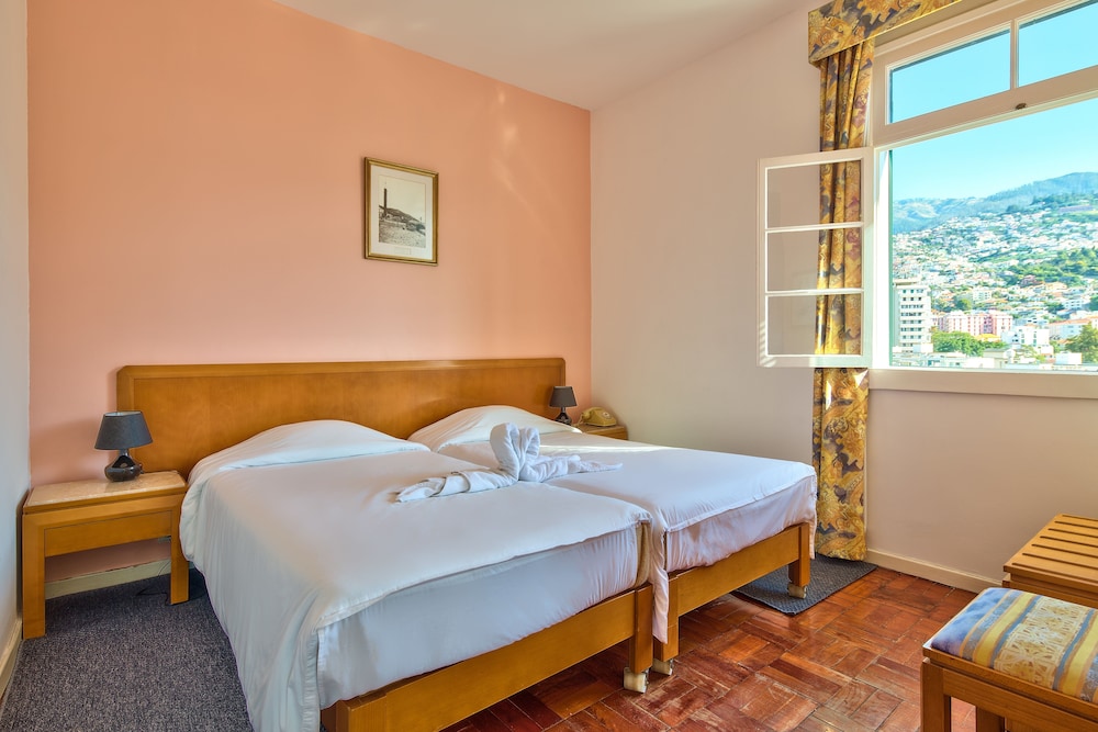 Hotel Monte Carlo — Hotel rooms in Funchal, Madeira