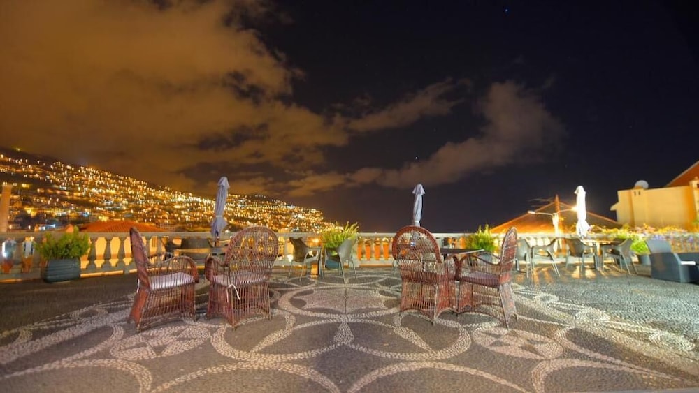 Hotel Monte Carlo — Restaurant & bars in Funchal, Madeira