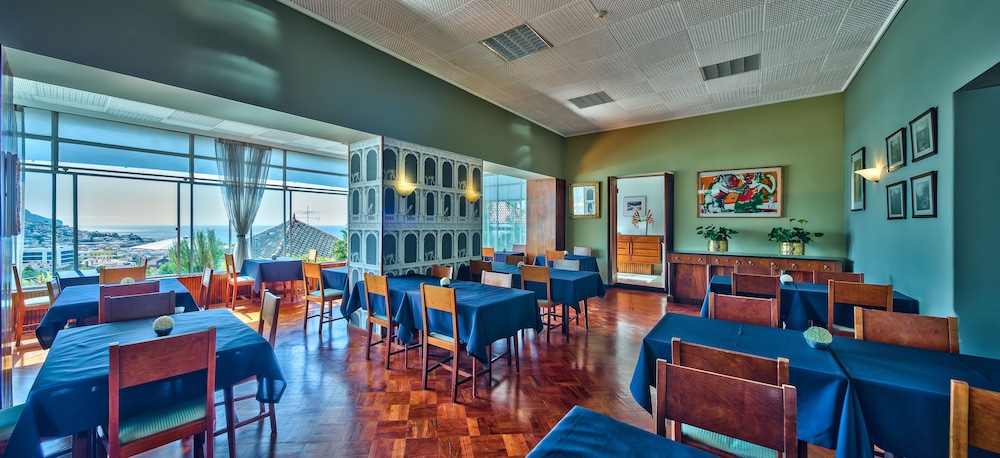 Hotel Monte Carlo — Restaurant & bars in Funchal, Madeira