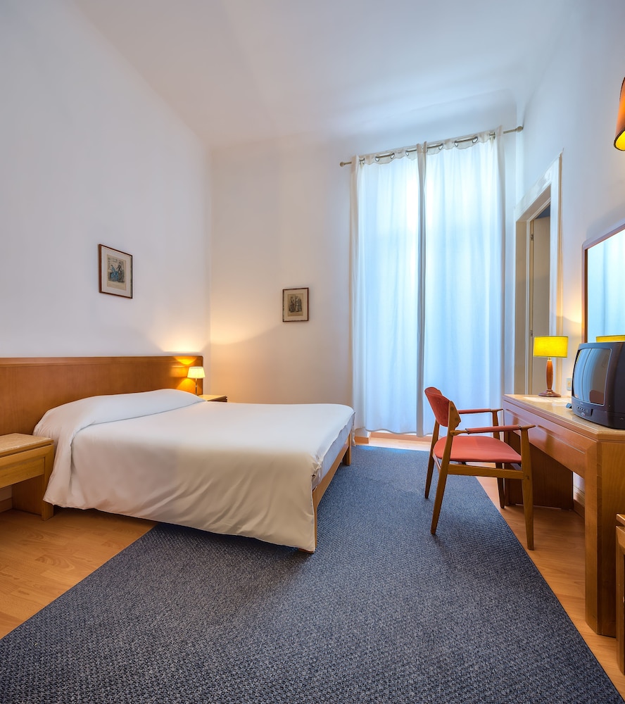 Hotel Monte Carlo — Hotel rooms in Funchal, Madeira