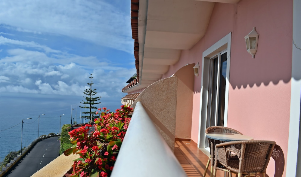 Hotel Ocean Gardens — Hotel building in Funchal, Madeira