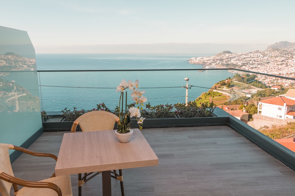 Hotel Ocean Gardens — Restaurant & bars in Funchal, Madeira