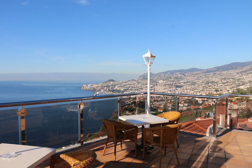 Hotel Ocean Gardens — Restaurant & bars in Funchal, Madeira