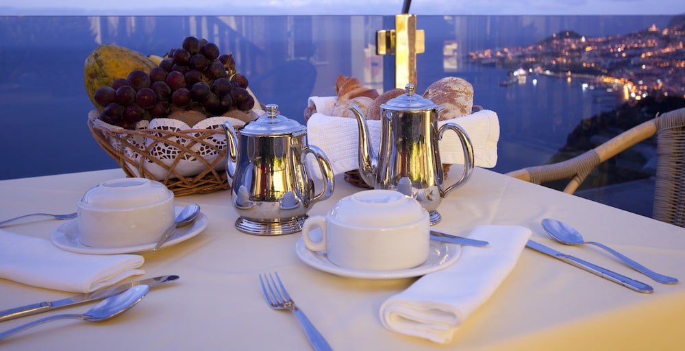 Hotel Ocean Gardens — Restaurant & bars in Funchal, Madeira