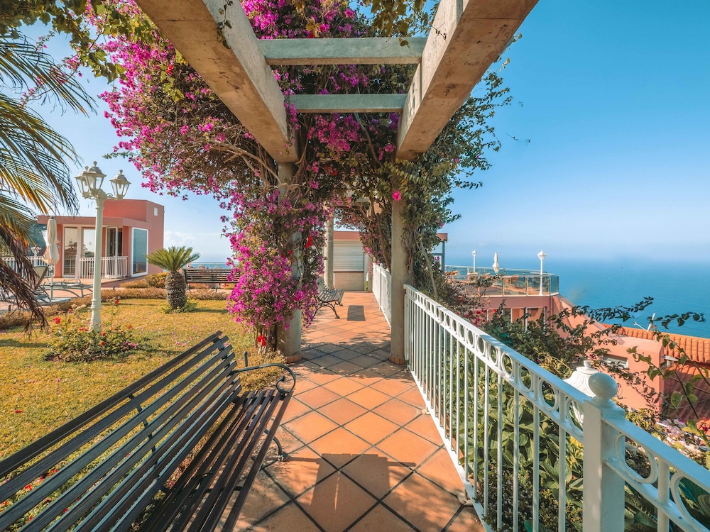 Hotel Ocean Gardens — Hotel building in Funchal, Madeira