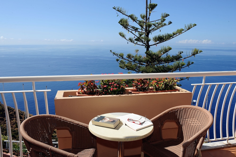 Hotel Ocean Gardens — Hotel rooms in Funchal, Madeira