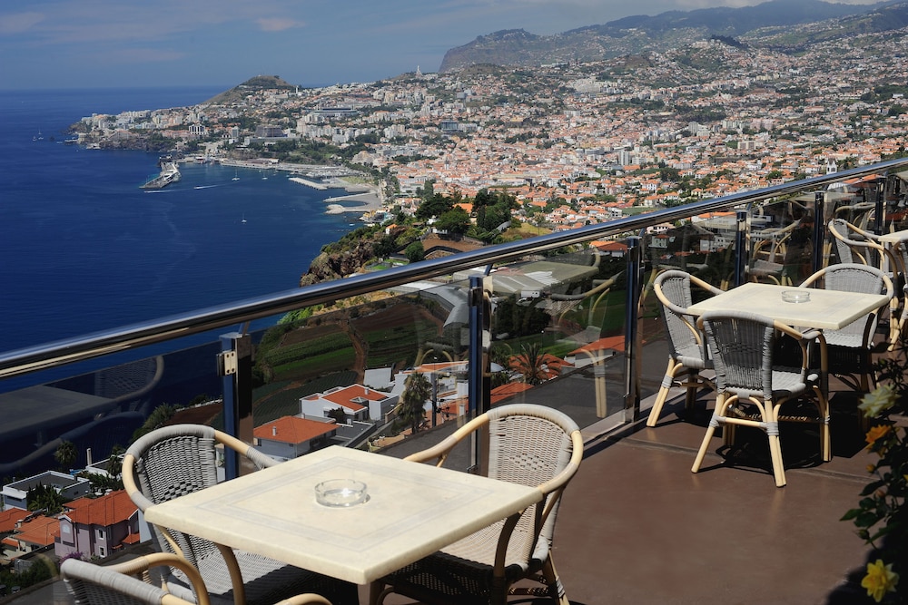 Hotel Ocean Gardens — Restaurant & bars in Funchal, Madeira