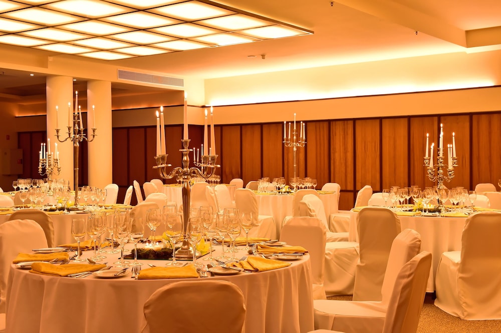 Pestana Carlton Madeira Ocean Resort Hotel — Restaurant & bars in Funchal, Madeira