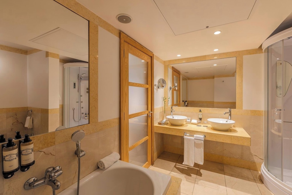 Pestana Carlton Madeira Ocean Resort Hotel — Hotel rooms in Funchal, Madeira