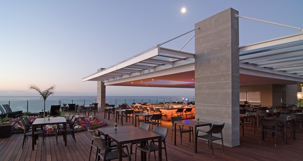 Pestana Carlton Madeira Ocean Resort Hotel — Restaurant & bars in Funchal, Madeira