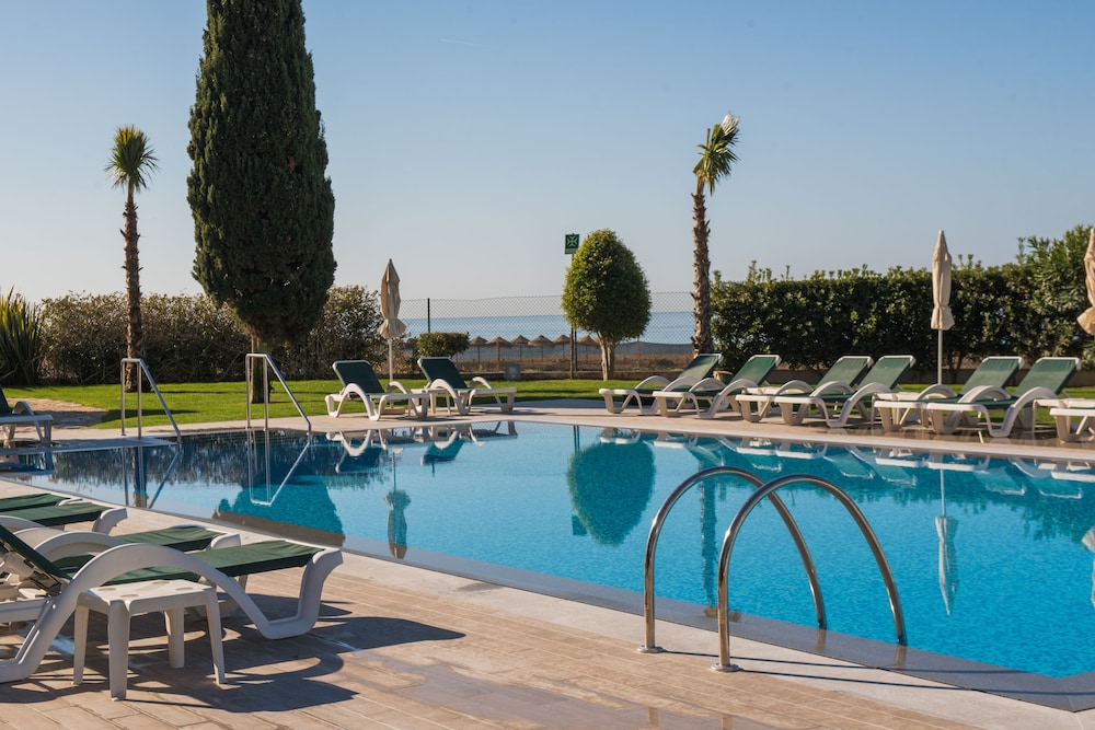 Vila Gale Ampalius Resort Hotel — Swimming pool in Vilamoura, Faro
