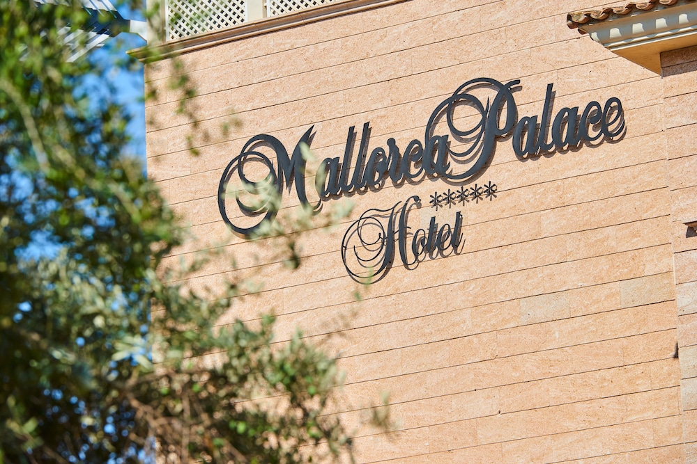 CM Mallorca Palace Hotel - Adults Only — Hotel building in Sa Coma, Balearic Islands