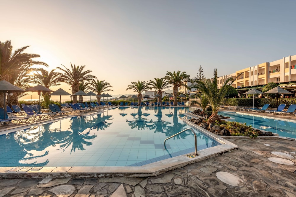 Mediterraneo Hotel - All Inclusive — Swimming pool in Hersonissos