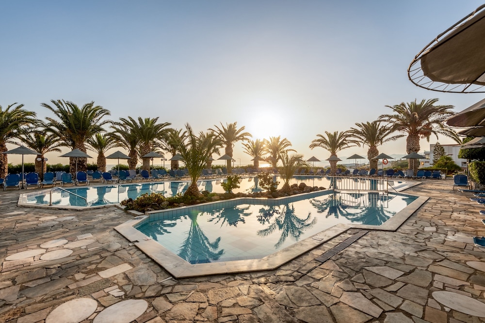 Mediterraneo Hotel - All Inclusive — Swimming pool in Hersonissos