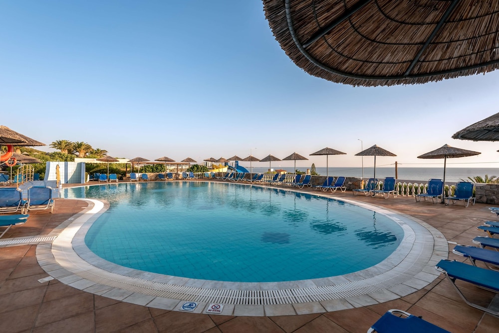 Mediterraneo Hotel - All Inclusive — Swimming pool in Hersonissos