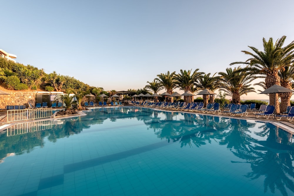 Mediterraneo Hotel - All Inclusive — Swimming pool in Hersonissos