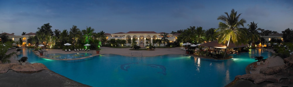 The Zuri White Sands, Goa Resort & Casino — Swimming pool in Varca, Goa