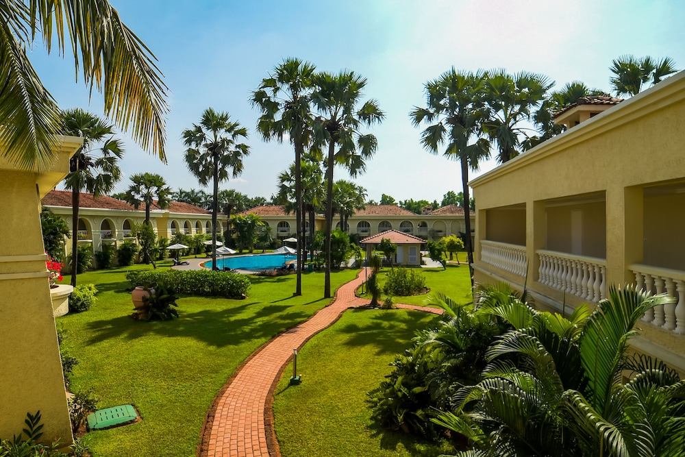 The Zuri White Sands, Goa Resort & Casino — Swimming pool in Varca, Goa
