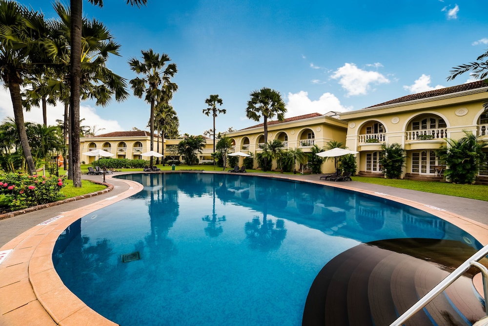The Zuri White Sands, Goa Resort & Casino — Swimming pool in Varca, Goa