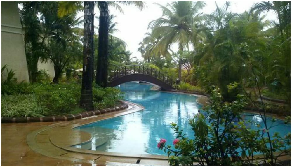 The Zuri White Sands, Goa Resort & Casino — Swimming pool in Varca, Goa