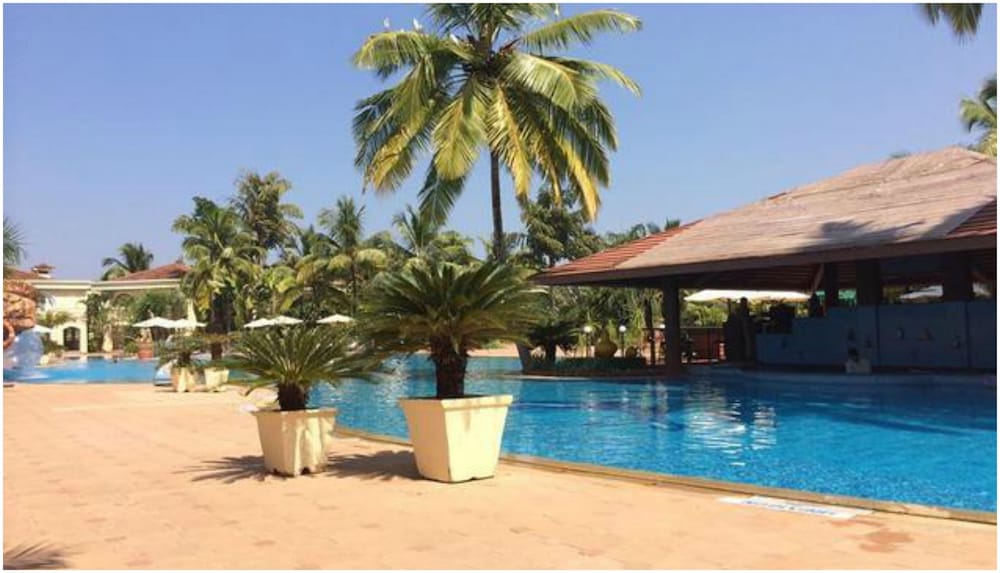 The Zuri White Sands, Goa Resort & Casino — Swimming pool in Varca, Goa