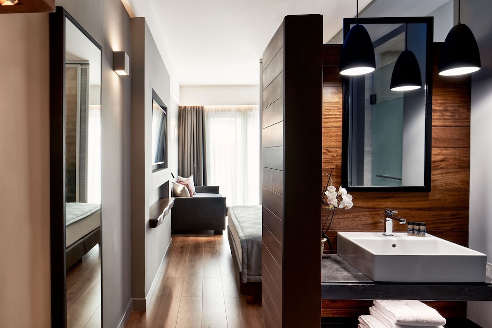 Achilleas Hotel — Hotel rooms in Athens, Attica