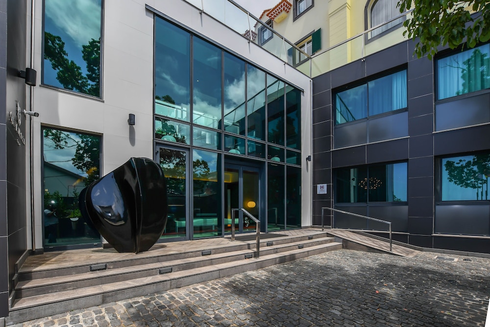 Hotel Quinta Mirabela — Hotel building in Funchal, Madeira