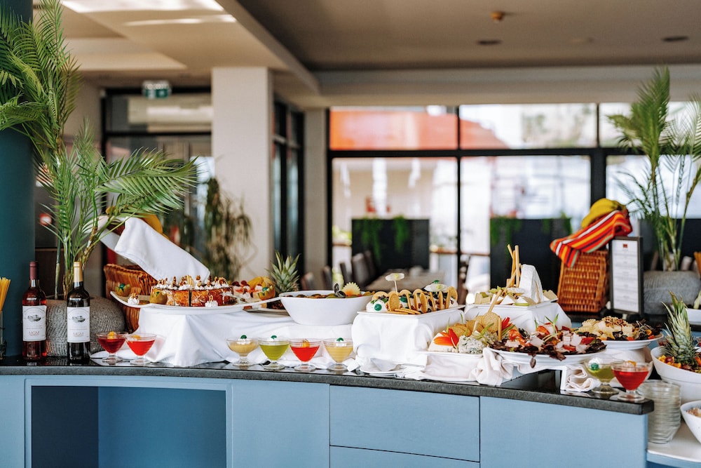 Muthu Raga Madeira Hotel — Restaurant & bars in Funchal, Madeira