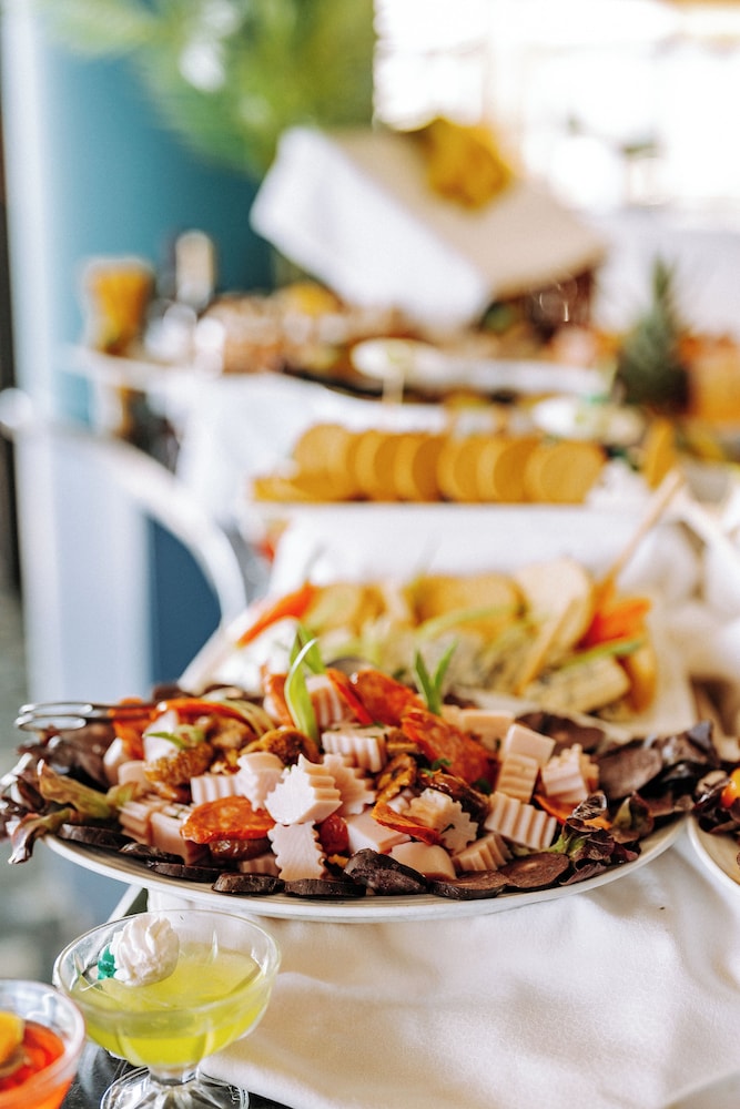 Muthu Raga Madeira Hotel — Restaurant & bars in Funchal, Madeira