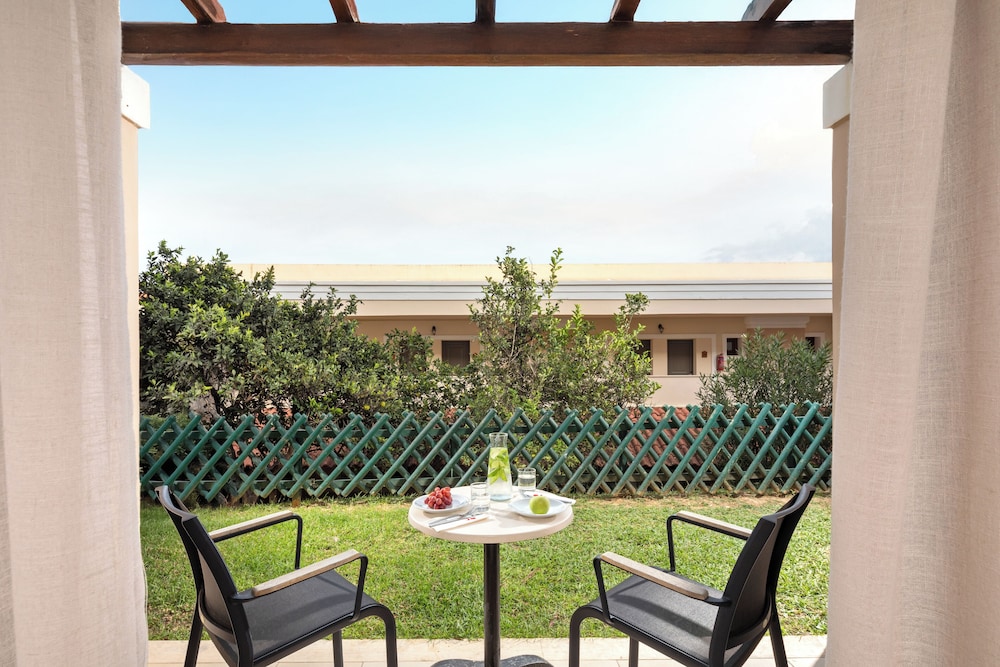 Roda Beach Resort & Spa All-inclusive — Hotel building in Roda, Ionian Islands