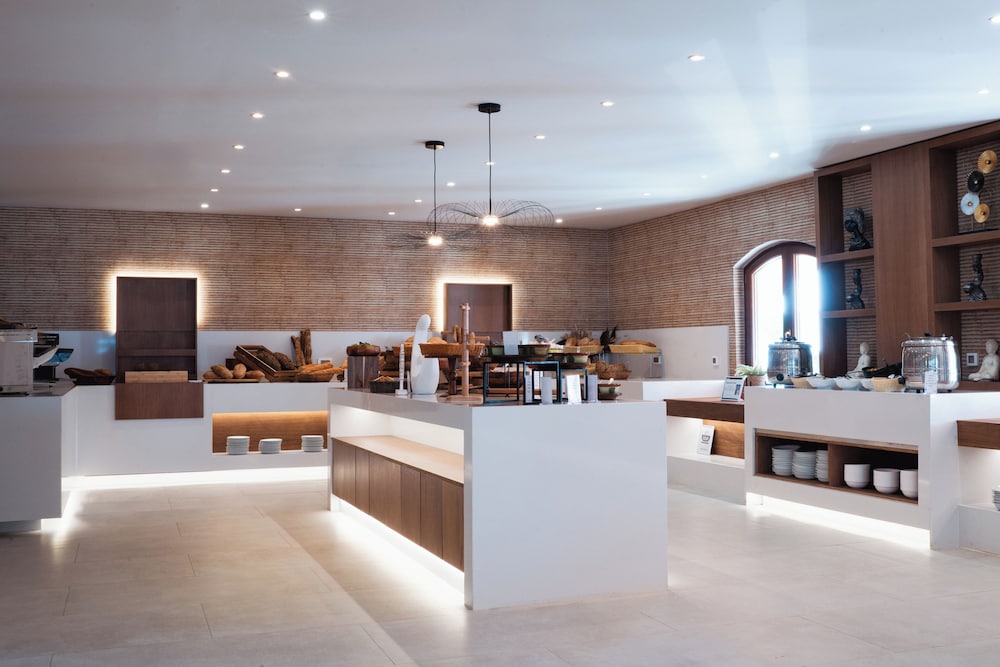 Roda Beach Resort & Spa All-inclusive — Restaurant & bars in Roda, Ionian Islands