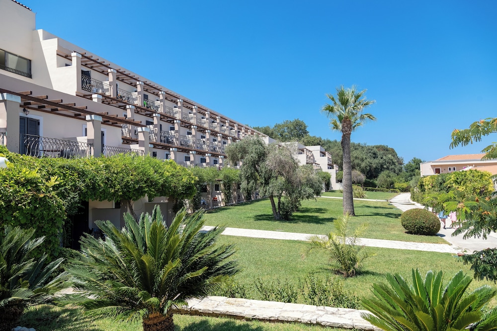 Roda Beach Resort & Spa All-inclusive — Hotel building in Roda, Ionian Islands