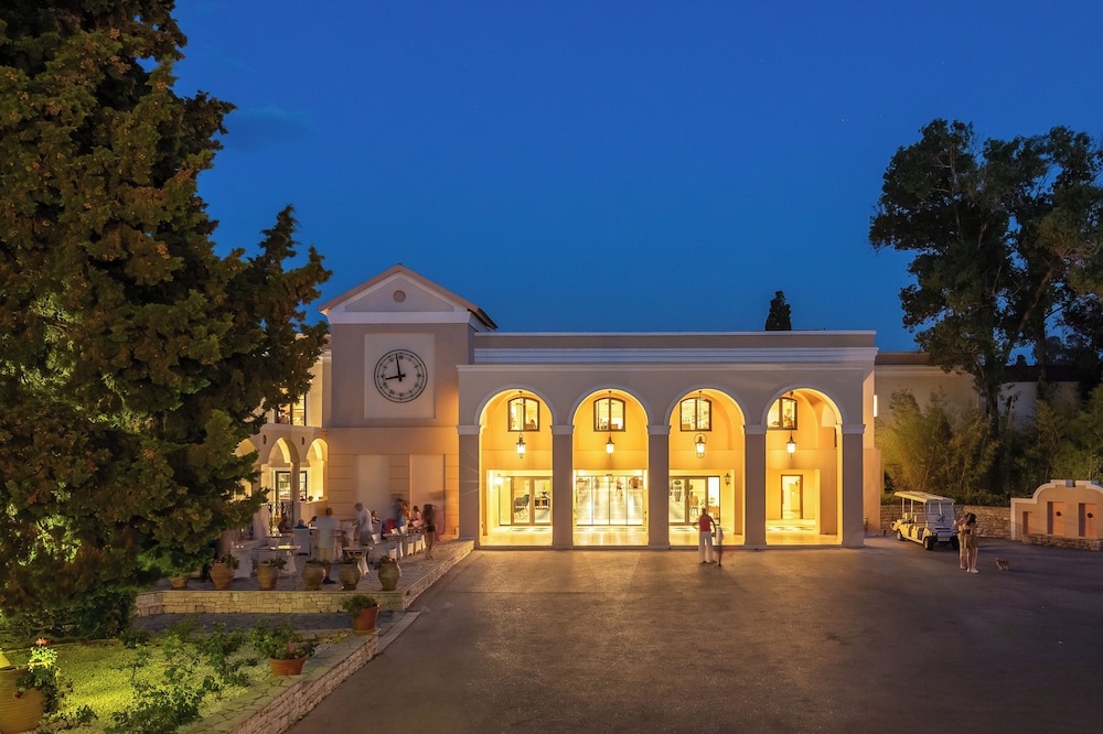 Roda Beach Resort & Spa All-inclusive — Hotel building in Roda, Ionian Islands