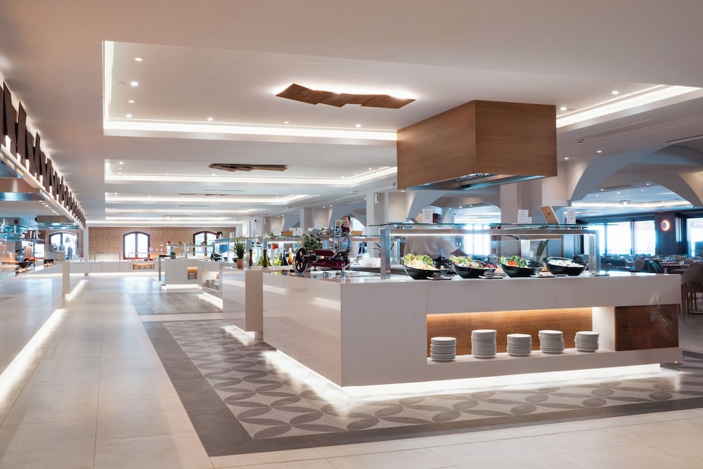 Roda Beach Resort & Spa All-inclusive — Restaurant & bars in Roda, Ionian Islands