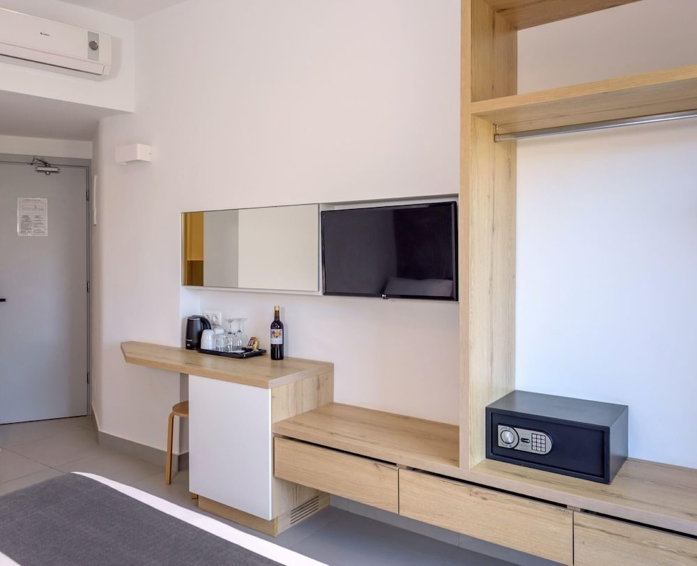 Zeus Hotels Neptuno Beach - All Inclusive — Hotel rooms in Gazi