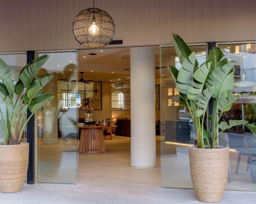 Zeus Hotels Neptuno Beach - All Inclusive — Hotel building in Gazi