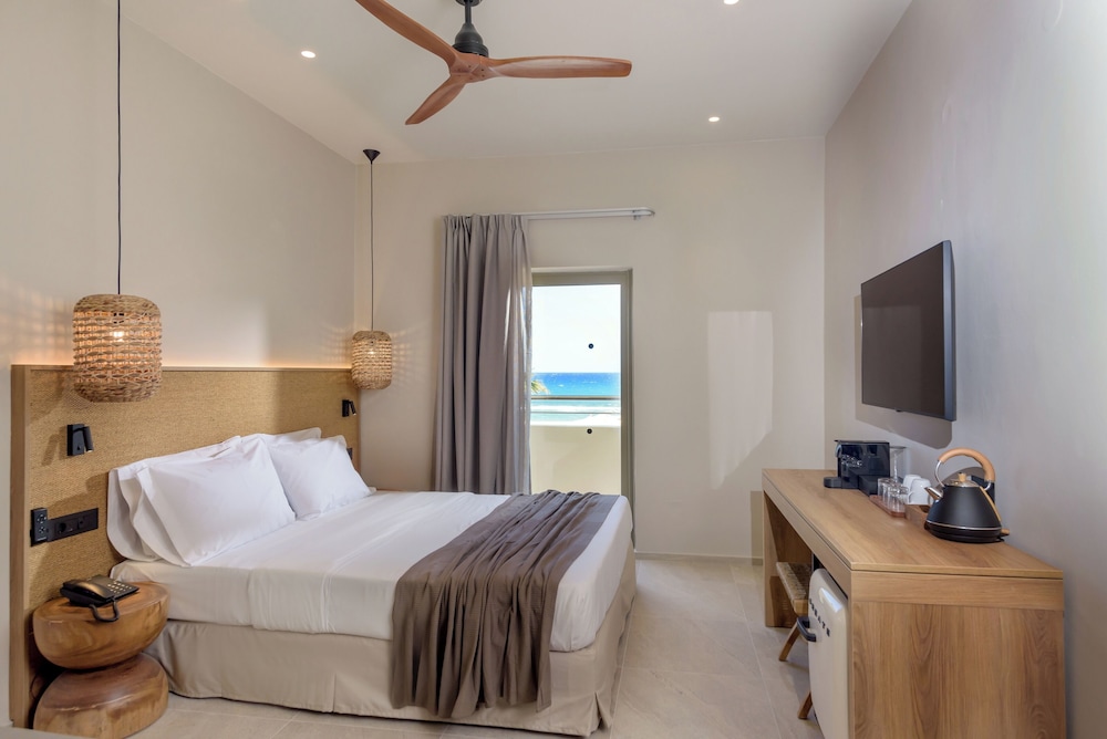 Zeus Hotels Neptuno Beach - All Inclusive — Hotel rooms in Gazi