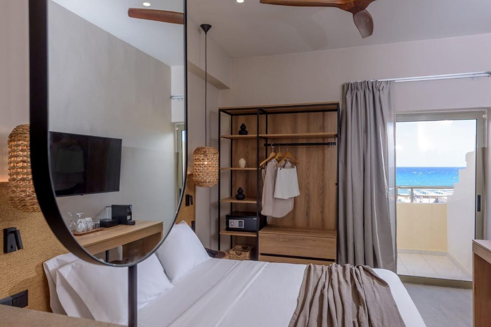Zeus Hotels Neptuno Beach - All Inclusive — Hotel rooms in Gazi