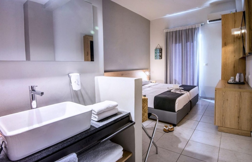 Zeus Hotels Neptuno Beach - All Inclusive — Hotel rooms in Gazi
