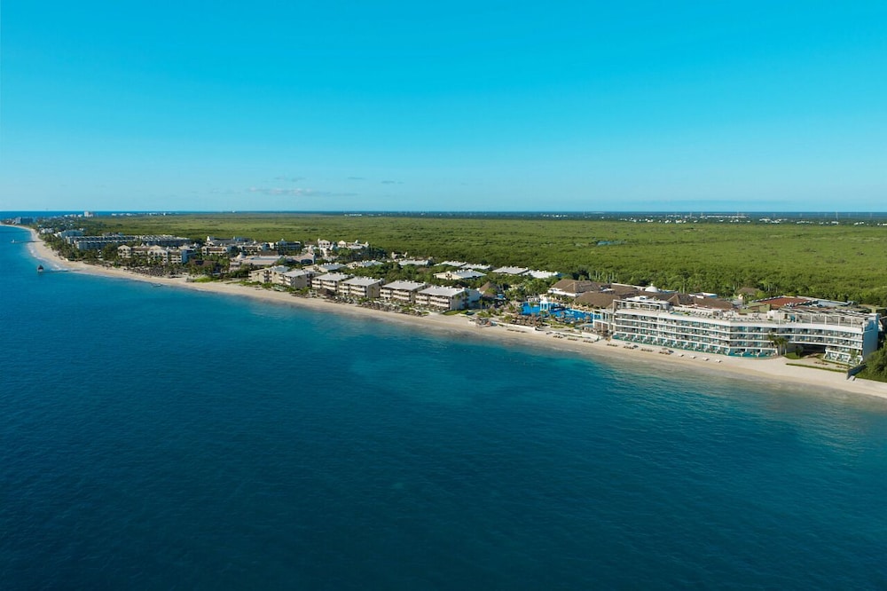 Dreams Sapphire Resort & Spa - All Inclusive — Hotel building in Puerto Morelos, Quintana Roo