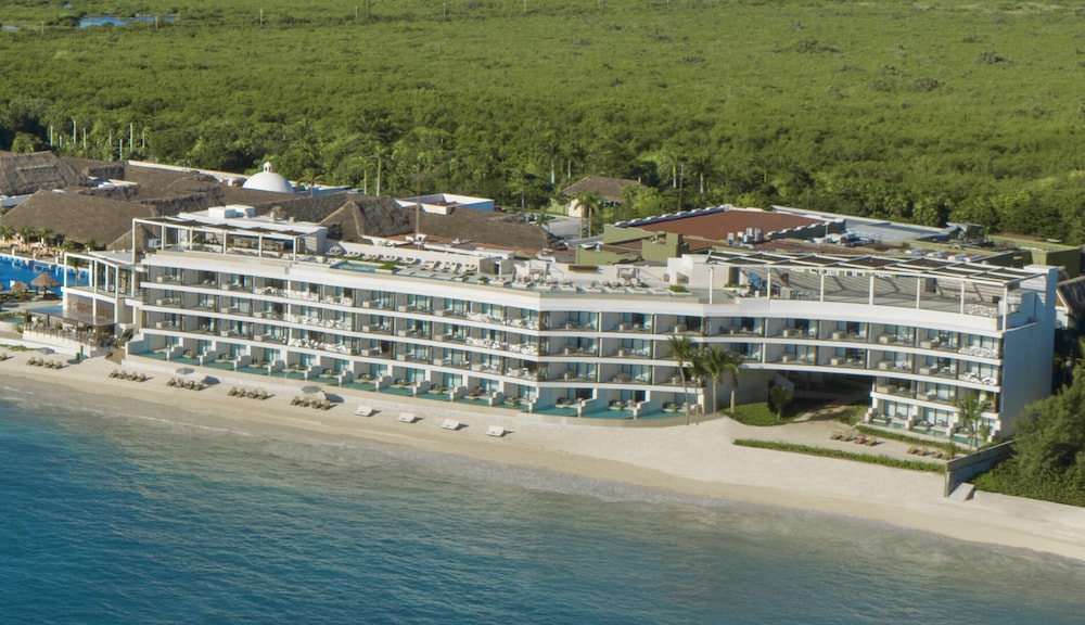 Dreams Sapphire Resort & Spa - All Inclusive — Hotel building in Puerto Morelos, Quintana Roo