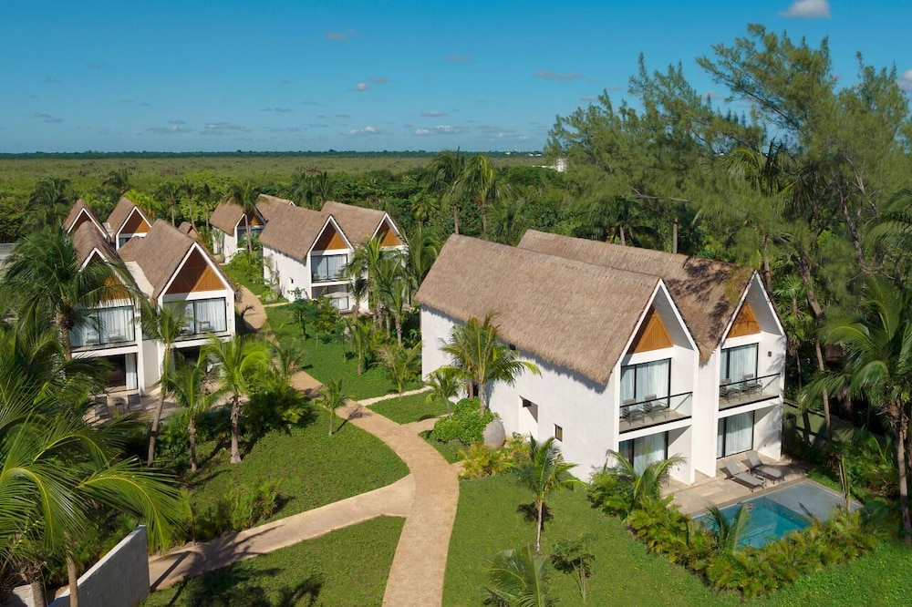 Dreams Sapphire Resort & Spa - All Inclusive — Hotel building in Puerto Morelos, Quintana Roo