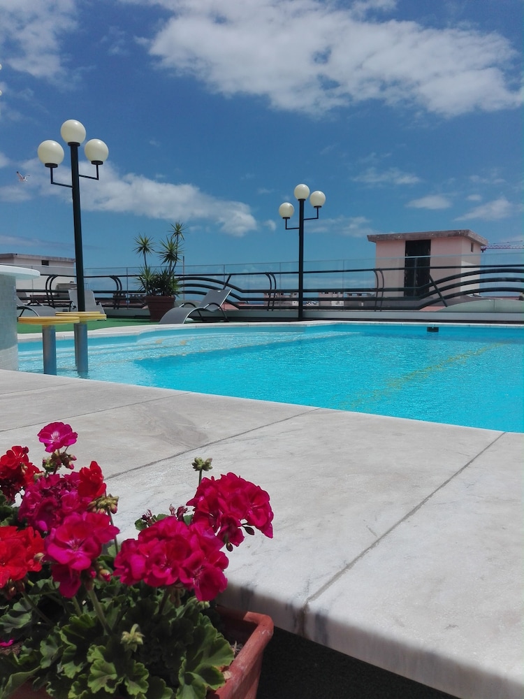 Hotel Windsor — Swimming pool in Funchal, Madeira
