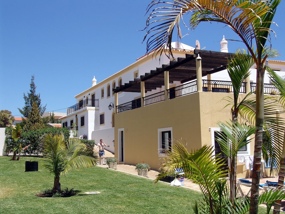 Novochoro Apartments — Hotel building in Albufeira, Faro